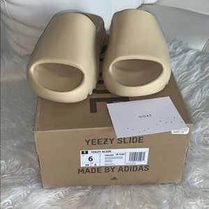 Yeezy slides (sand color)